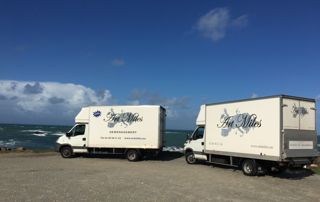 camions de déménagement sur la plage de Nantes